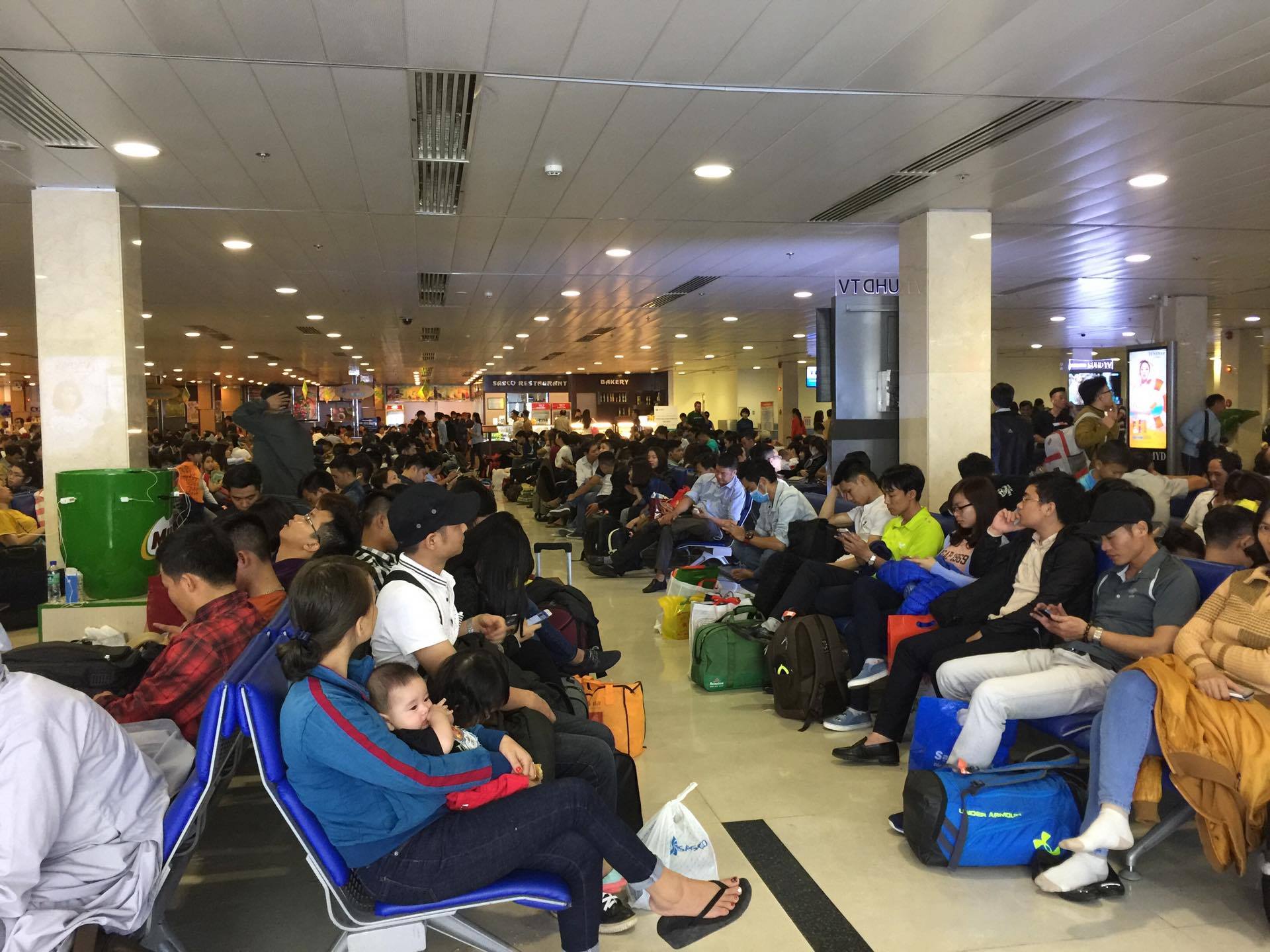 Nhiều người đã đến trước 5-6 giờ để làm thủ tục khiến phòng chờ quá tải.