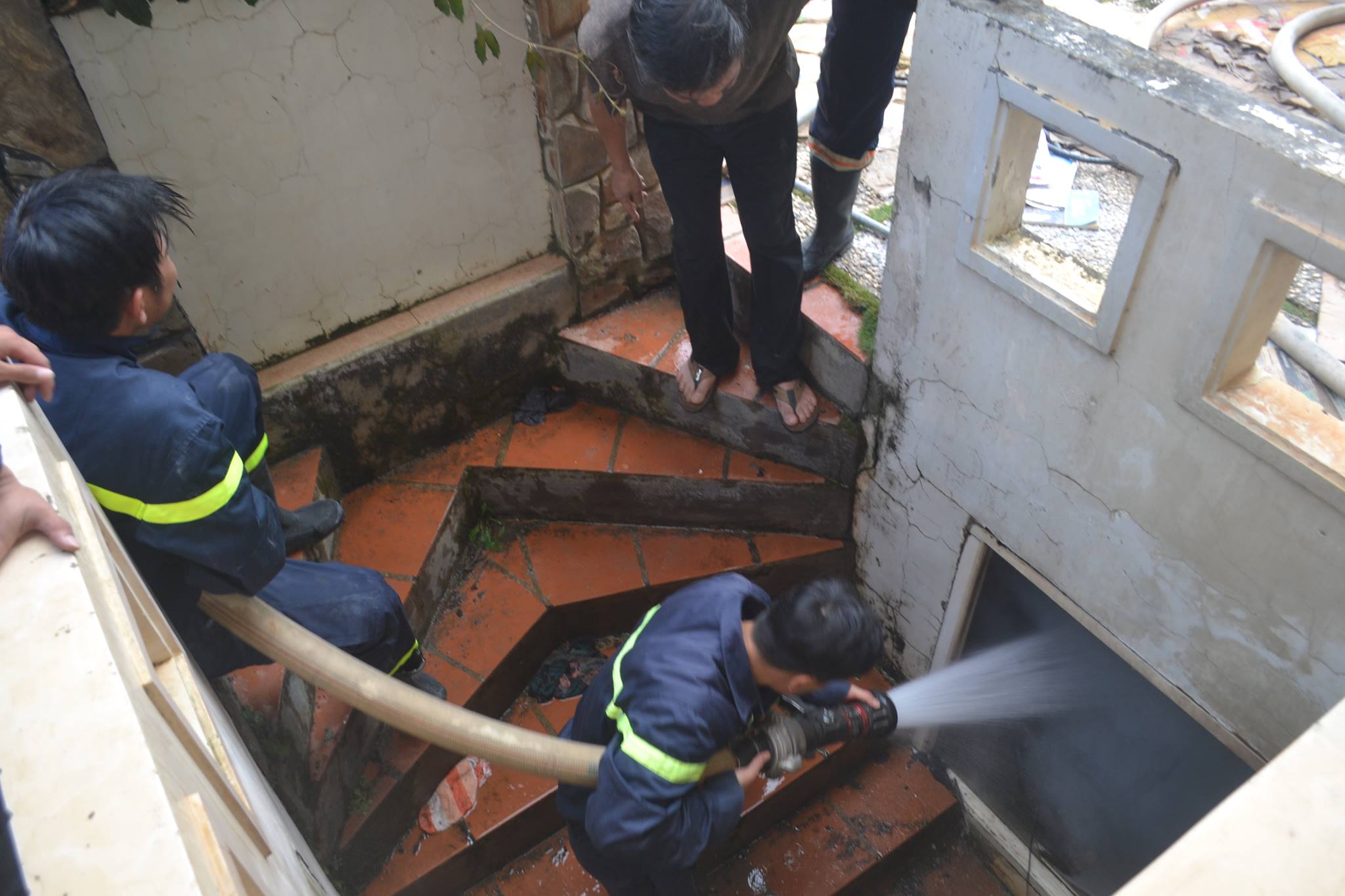 
Do đ&aacute;m ch&aacute;y dưới tầng hầm s&acirc;u hơn 7 m, c&ocirc;ng t&aacute;c cứu hỏa gặp rất nhiều kh&oacute; khăn.
