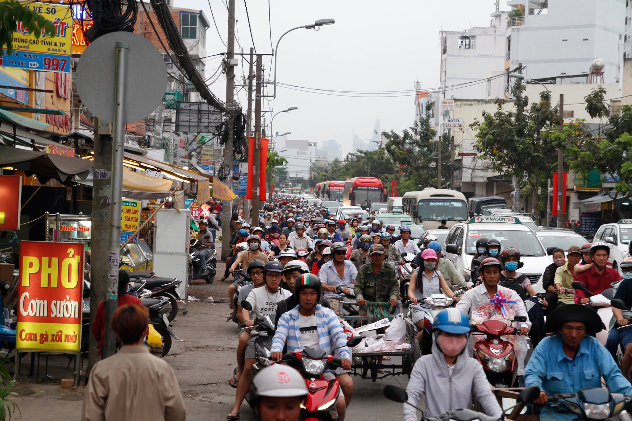 Quốc lộ 13 (đoạn gần Bến xe Miền Đông) vào chiều 24 tháng Chạp.