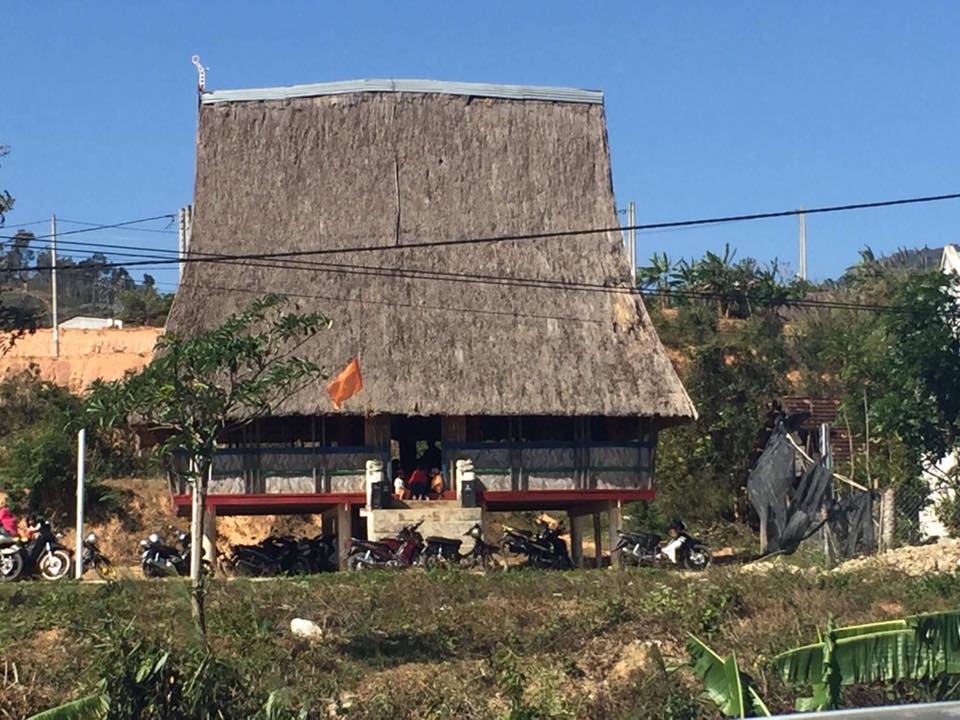 
Cũng như nhiều th&ocirc;n bản dọc d&atilde;y Trường Sơn, nh&agrave; r&ocirc;ng ở th&ocirc;n Đăk S&uacute;t (x&atilde; ĐăK Kroong, huyện ĐăK Glei, tỉnh Kon Tum) l&agrave; điểm đến của b&agrave; con d&acirc;n tộc Dẻ để tham gia chương tr&igrave;nh đ&oacute;n xu&acirc;n.
