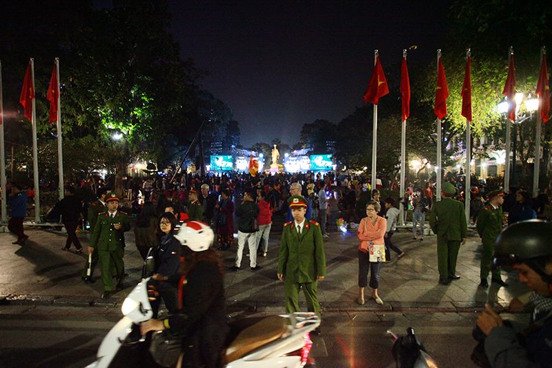Dòng người vẫn thi nhau đổ về phố Tràng Tiền và Lý Thái Tổ