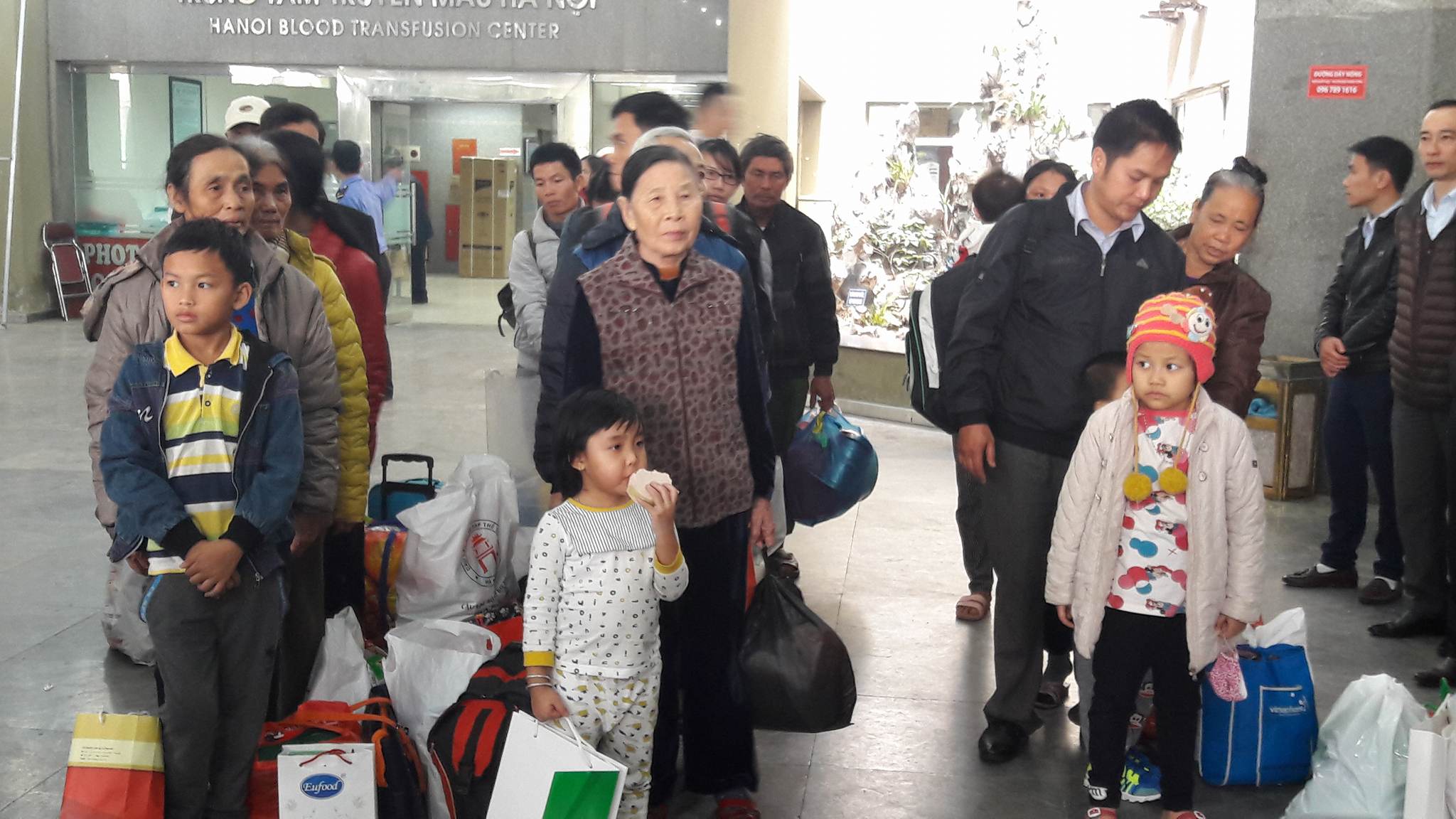 Bệnh nhân và người nhà chờ lên chuyến xe đưa về nhà ăn Tết