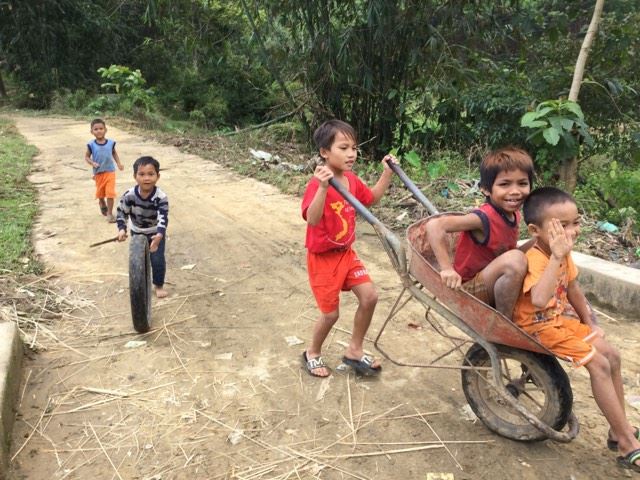 
Với những em b&eacute; n&agrave;y ở th&ocirc;n 3 x&atilde; Phước Mỹ (Play K&ocirc;ng Ta Nang), huyện Phước Sơn, tỉnh Quảng Nam, th&igrave; niềm vui xu&acirc;n l&agrave; được thỏa th&iacute;ch chơi theo &yacute; muốn
