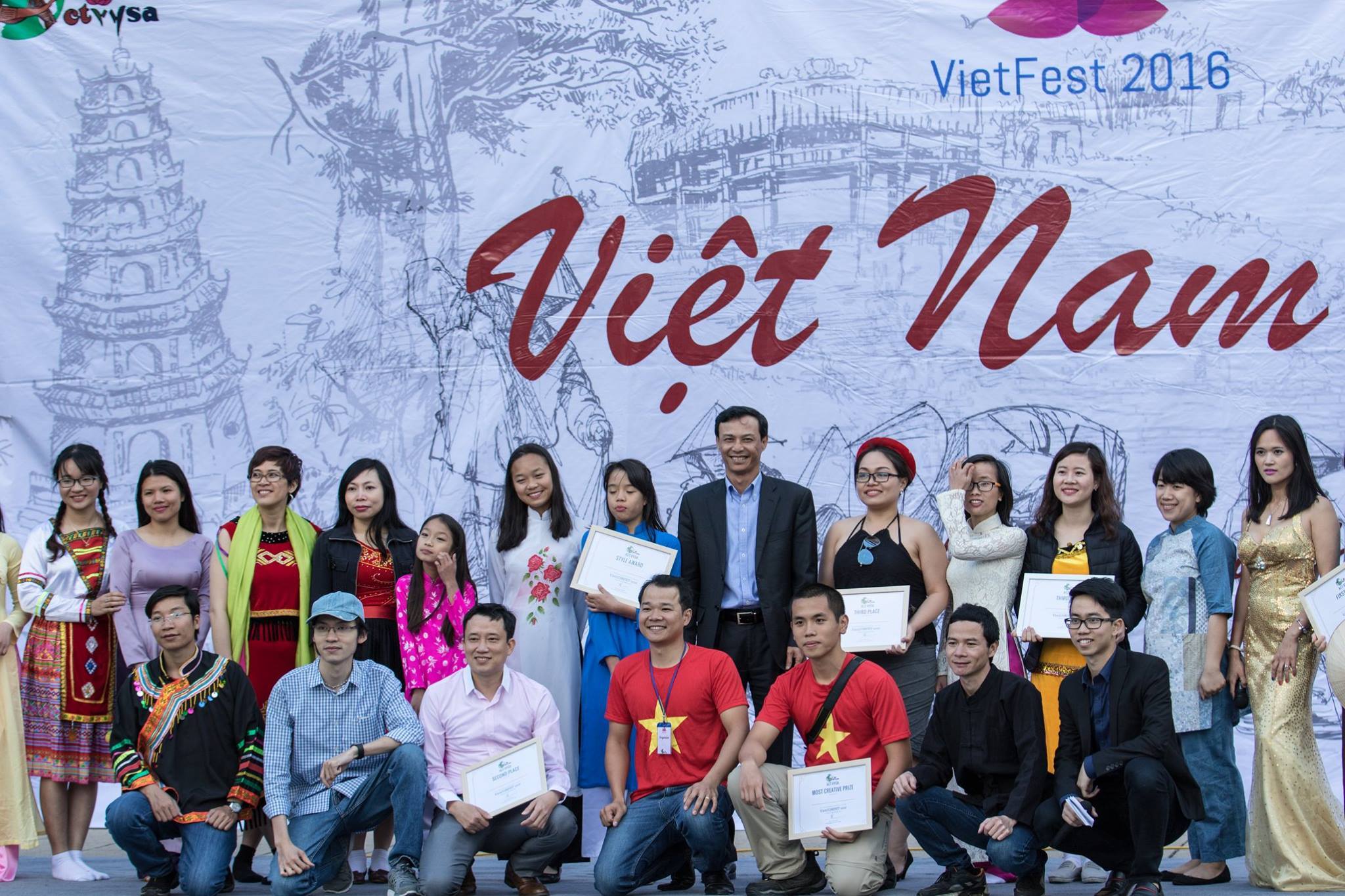 
C&aacute;c bạn du học sinh Việt Nam quảng bá văn hóa Việt Nam tại Canberra c&ugrave;ng c&aacute;c nh&acirc;n vi&ecirc;n Đại sứ qu&aacute;n
