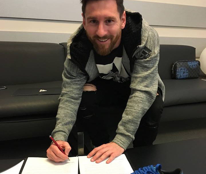 Messi ký hợp đồng mới
