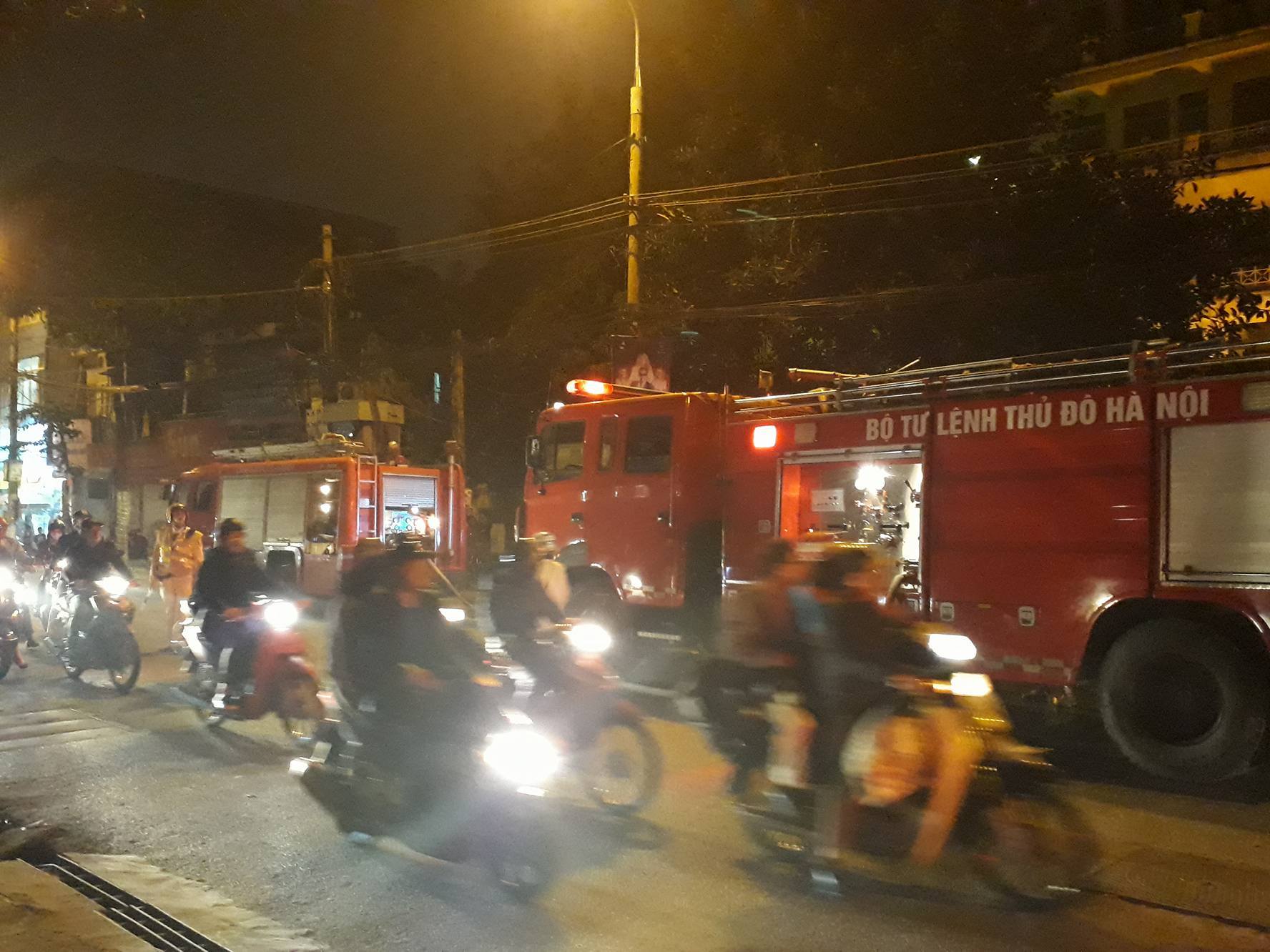 Xe chữa cháy đến dập lửa