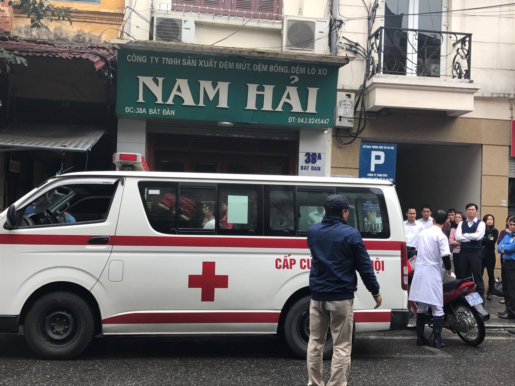 Xe cứu thương được điều đến hiện trường vụ cháy