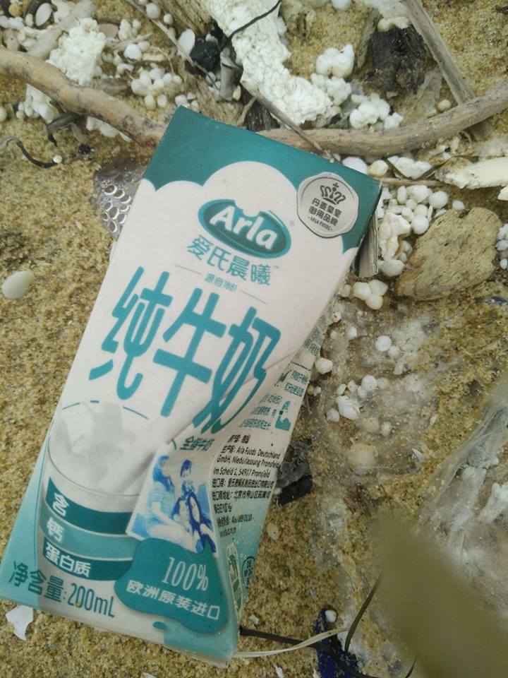 Dầu vón cục, chai lọ chữ Trung Quốc ngập tràn bờ biển Quảng Nam