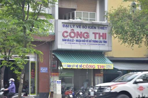 
Đại l&yacute; v&eacute; số bị 2 đối tượng d&ugrave;ng s&uacute;ng cướp số tiền kh&aacute; lớn
