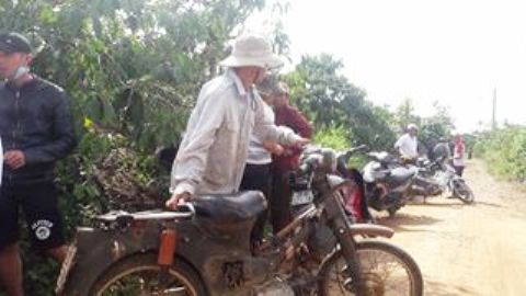 
Nhiều người hiếu kỳ theo d&otilde;i vụ việc
