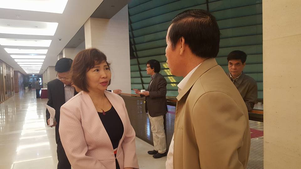 Thứ trưởng Bộ Công Thương Hồ Thị Kim Thoa bên hành lang Quốc hội - Ảnh: Bảo Trân