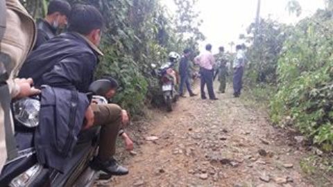 
Ch&iacute;nh quyền v&agrave; c&ocirc;ng an đang bảo vệ hiện trường
