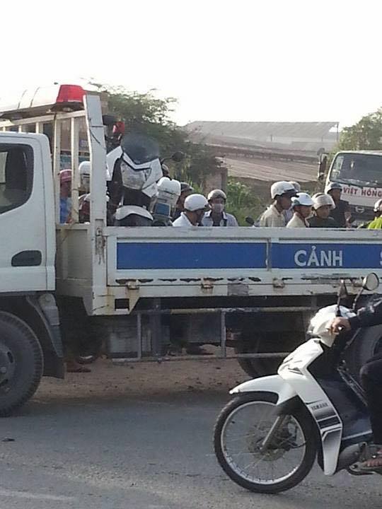 Không đội MBH còn kéo người đập phá xe đặc chủng