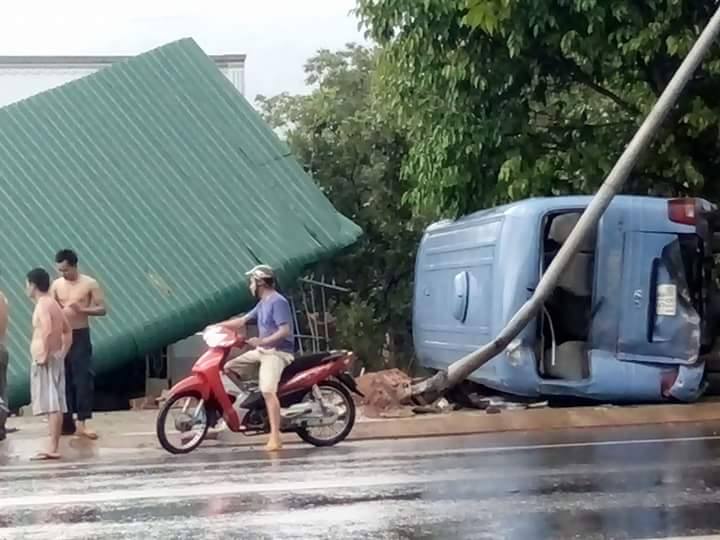 
Xe kh&aacute;ch trước khi lật nh&agrave;o đ&atilde; t&ocirc;ng sập m&aacute;i hi&ecirc;n nh&agrave; d&acirc;n v&agrave; 1 trụ đ&egrave;n chiếu s&aacute;ng
