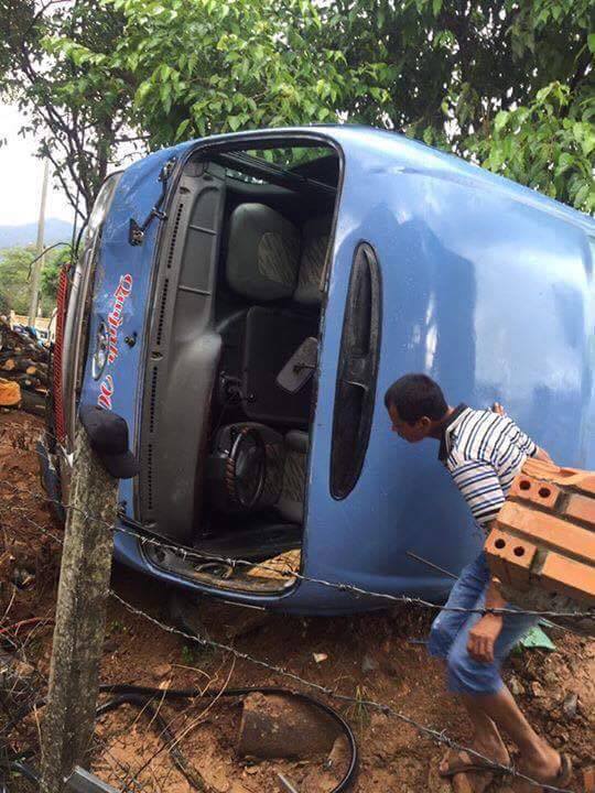 Xe khách nổ lốp, lật nhào vào nhà dân