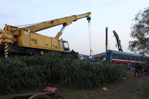 
Đang cẩu c&aacute;c toa cuối c&ugrave;ng ra khỏi đường sắt
