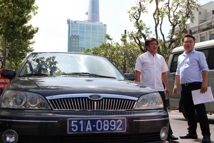 
Ng&agrave;y 22-2, &ocirc;ng Hải đi kiểm tra đường Nguyễn Huệ (trước trụ sở UBND TP) v&agrave; y&ecirc;u cầu xử l&yacute; nhiều xe biển xanh
