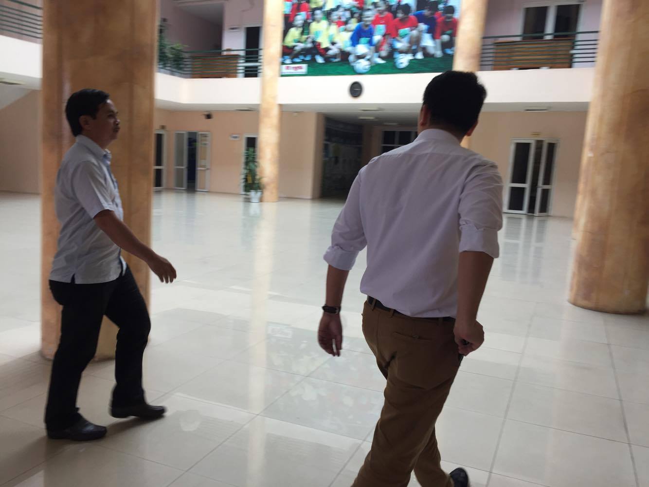 &Ocirc;ng Nhiệm đến trụ sở LĐBĐ Việt Nam tại H&agrave; Nội ngay sau khi họp hội đồng quản trị CLB v&agrave;o buổi s&aacute;ng ở Long An
