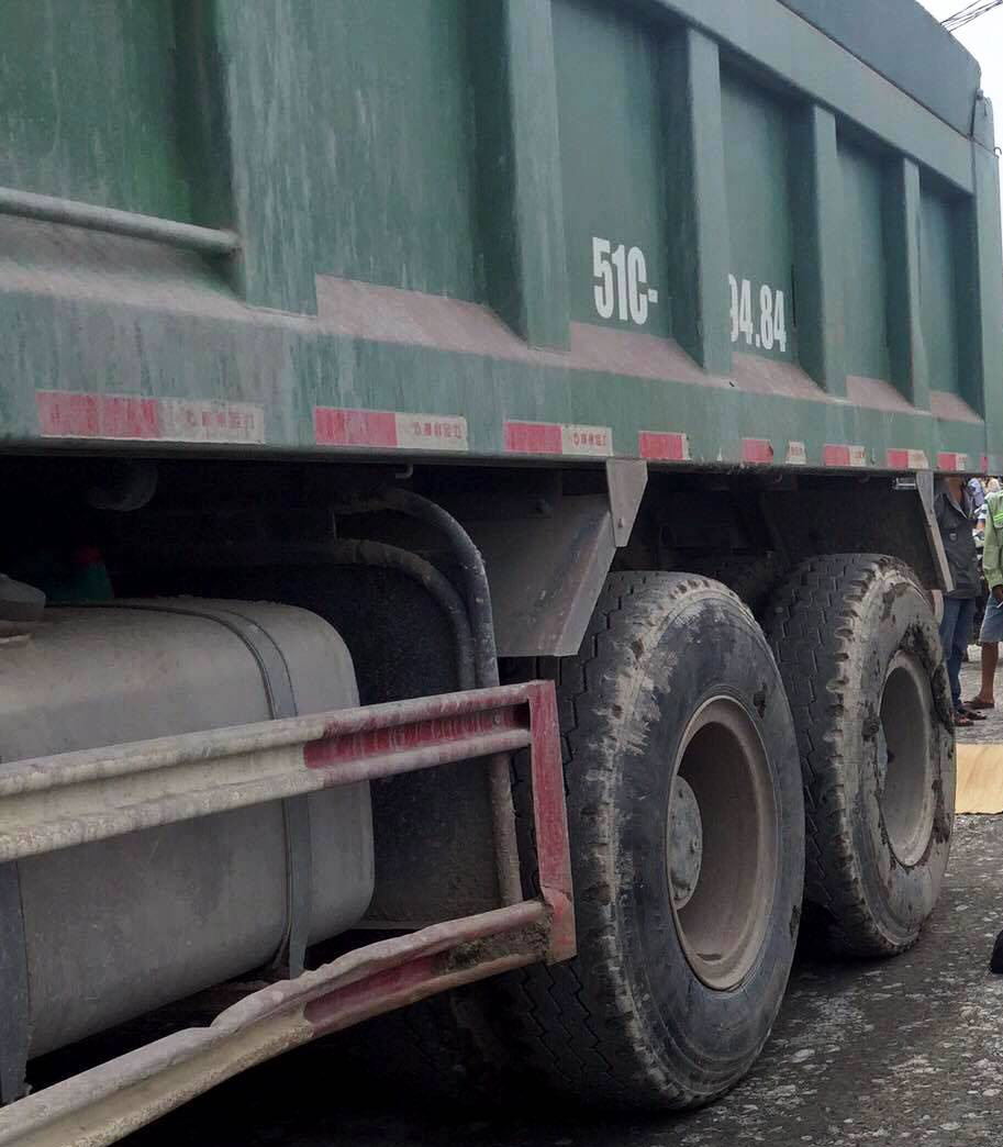 Xe ben chạy lùi, nam công nhân chết tức tưởi