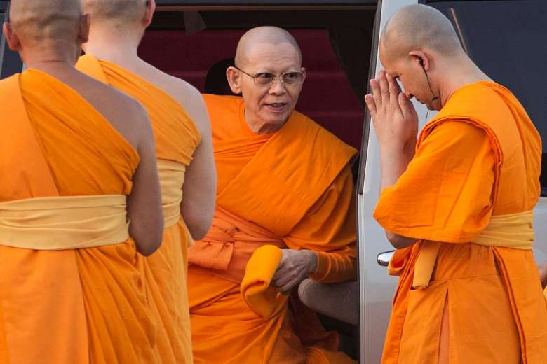 Trụ tr&igrave; Phra Dhammachayo (giữa) đối mặt với c&aacute;o buộc rửa tiền. Ảnh: Reuters