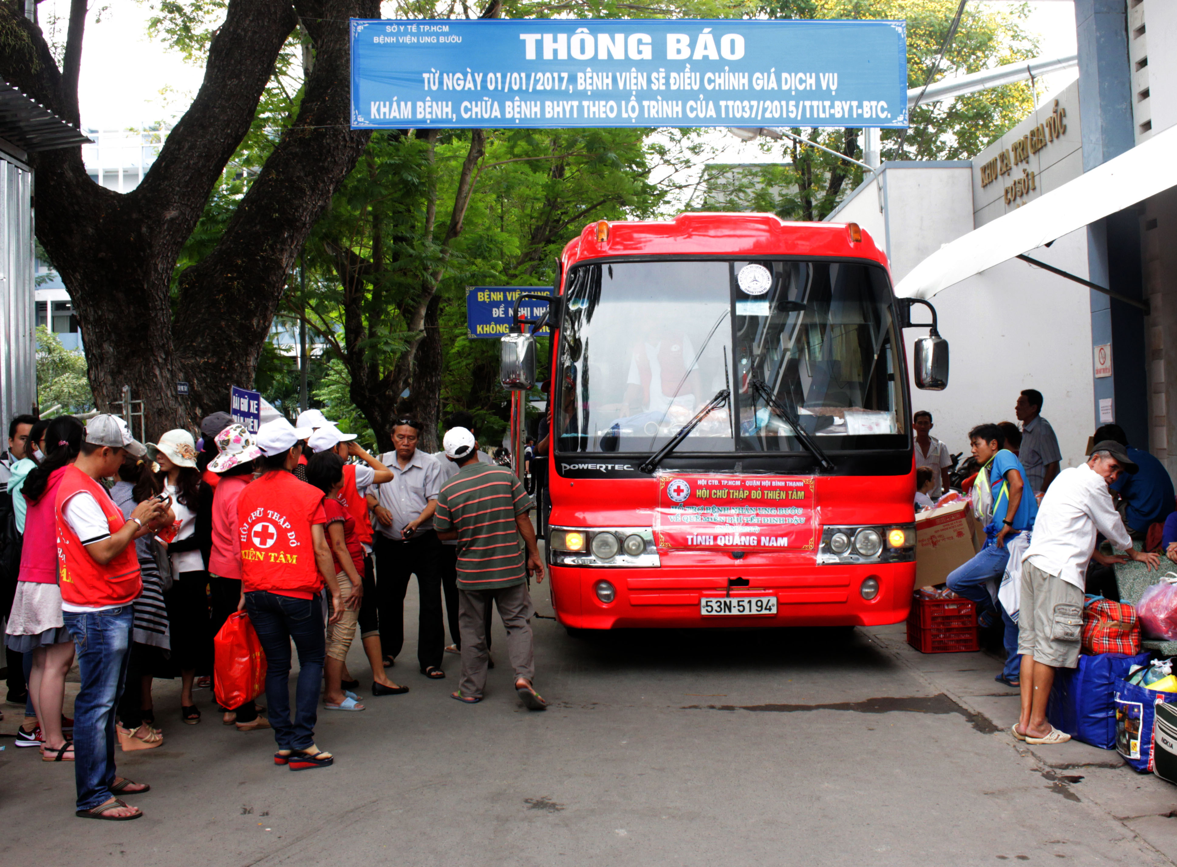 Chiều 24-1, 5 xe khách đến đón khoảng 150 bệnh nhân ở Bệnh viện Ung bướu TP HCM về quê ăn tết miễn phí. Các xe sẽ đưa bệnh nhân về các tỉnh Quảng Ngãi, Phú Yên, Bình Định, Gia Lai và Cà Mau.