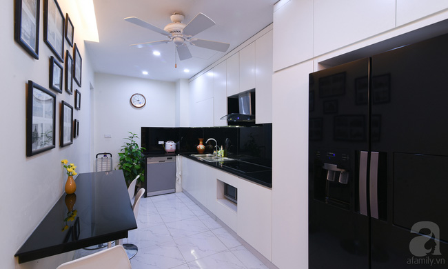 Phòng bếp được trang bị nội thất tiện nghi. Phần tủ bếp được ốp mặt kính để dễ lau dọn.