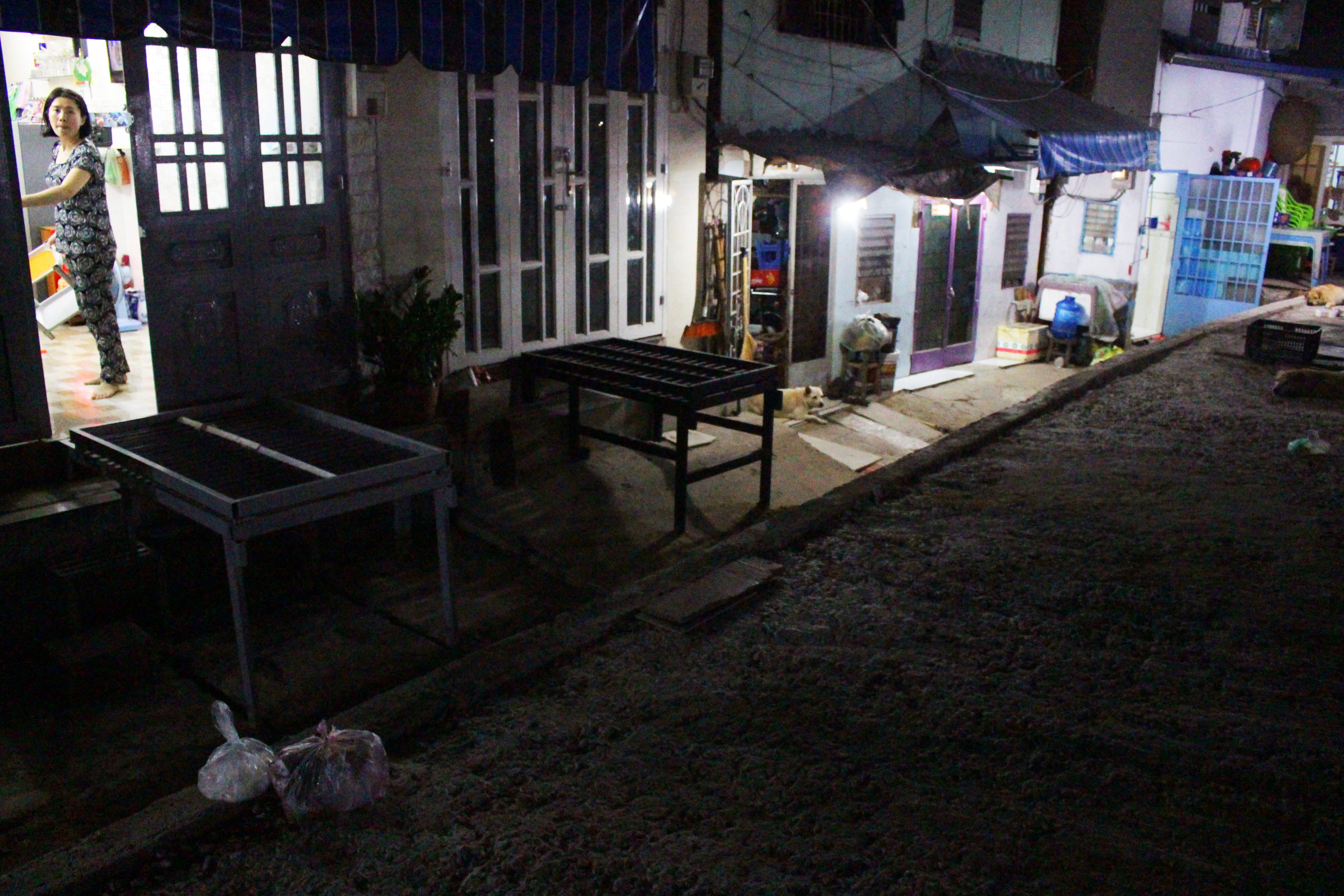 Một số hộ dân khác làm nhà thụt sâu vào trong thì lại bị cô lập với con đường chính bởi một con hẻm sâu gần 1m. Chủ nhà phải cho bắc cầu sắt mỗi khi cần di chuyển.