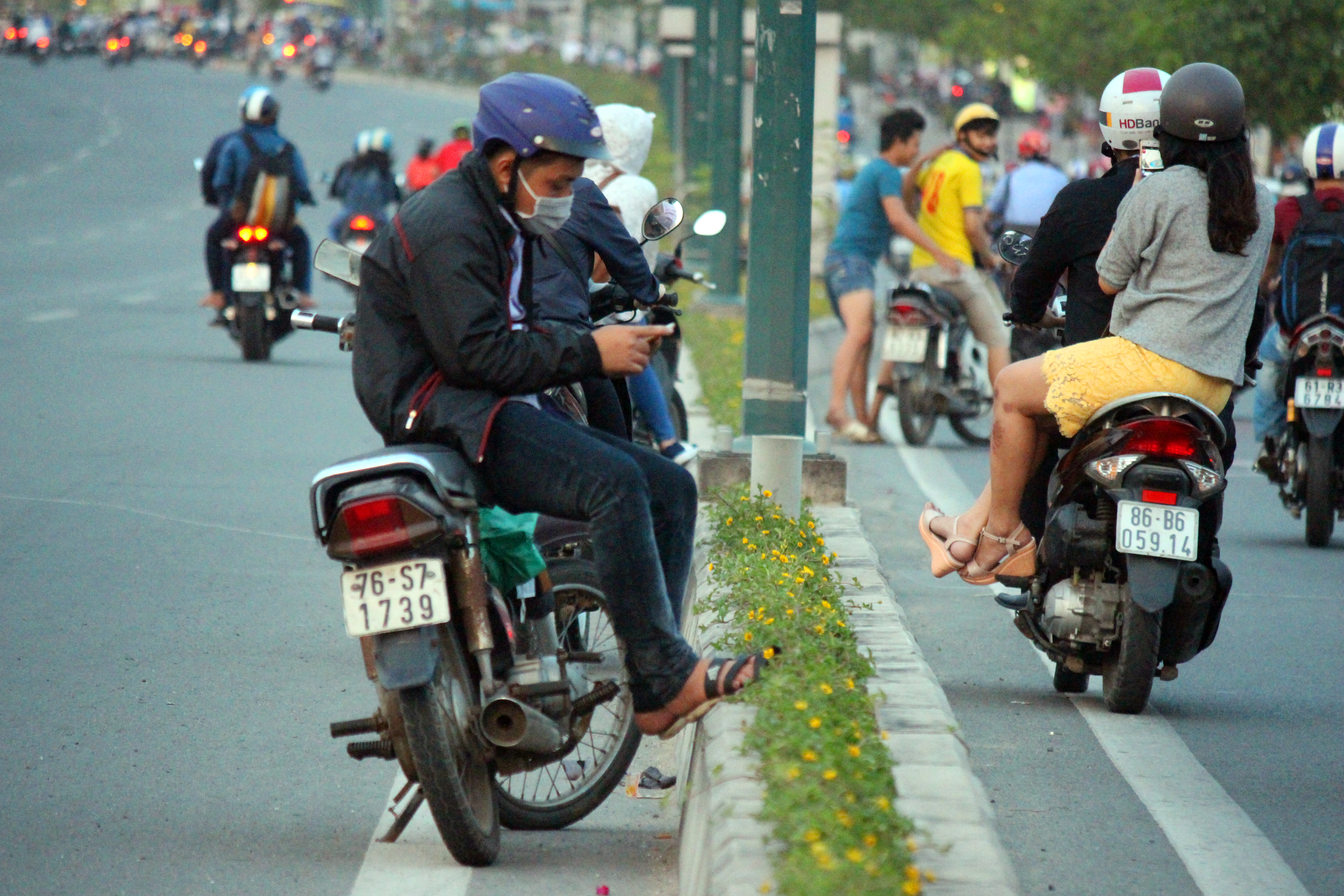 Một sô người dựng hẳn xe trên làn đường ô tô để có chỗ ngòi ngắm diều bay, quay phim chụp ảnh.