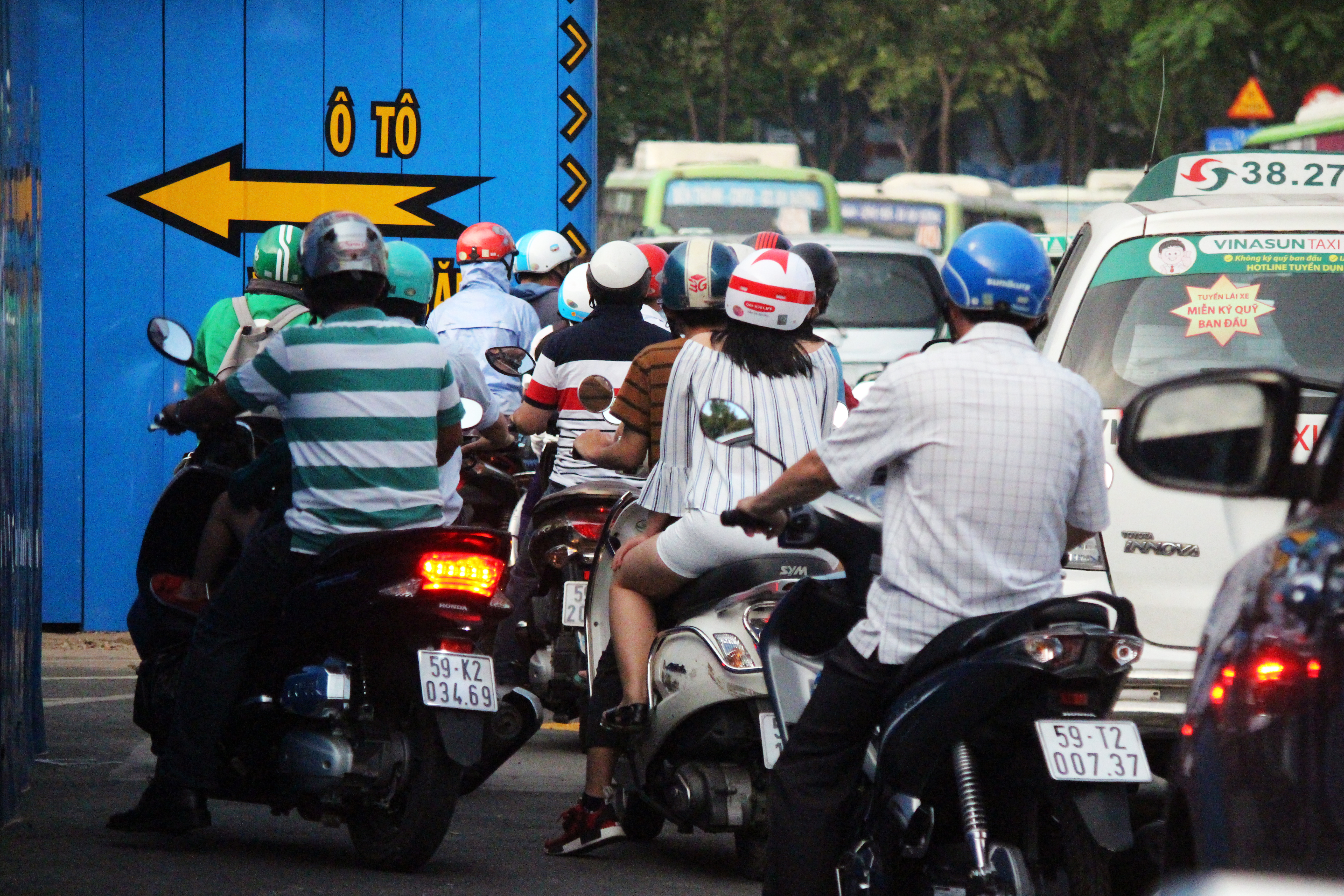 
B&ecirc;n cạnh đ&oacute;, v&ograve;ng xoay Qu&aacute;ch Thị Trang cũng được r&agrave;o chắn để x&acirc;y dựng, c&aacute;c phương tiện phải lưu th&ocirc;ng tạm qua trạm xe bu&yacute;t Bến Th&agrave;nh cũ để di chuyển khiến khu vực n&agrave;y &ugrave;n tắc.
