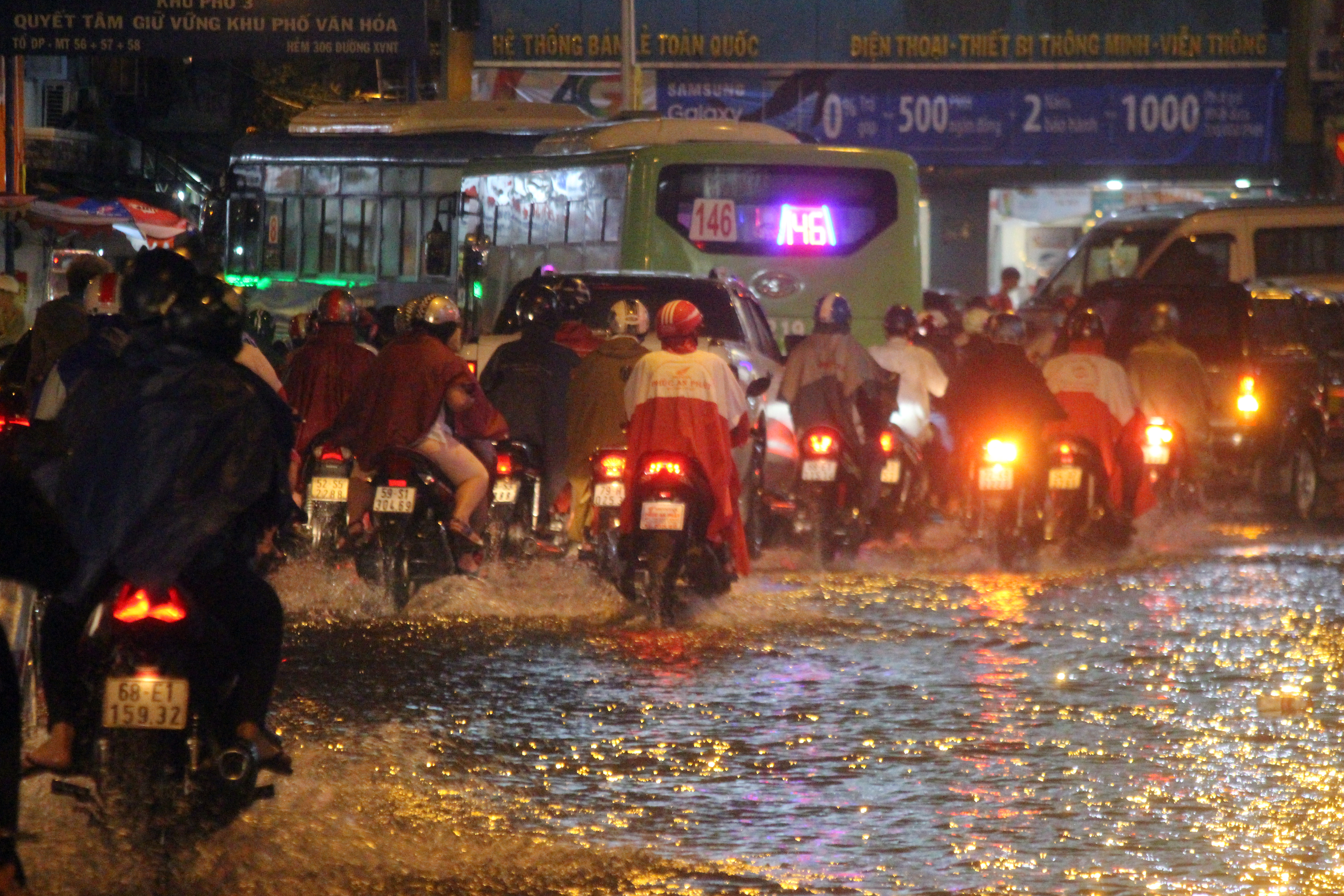 Mưa trắng đất m&ugrave; trời, kẹt xe ngập nước tơi bời - Ảnh 13.