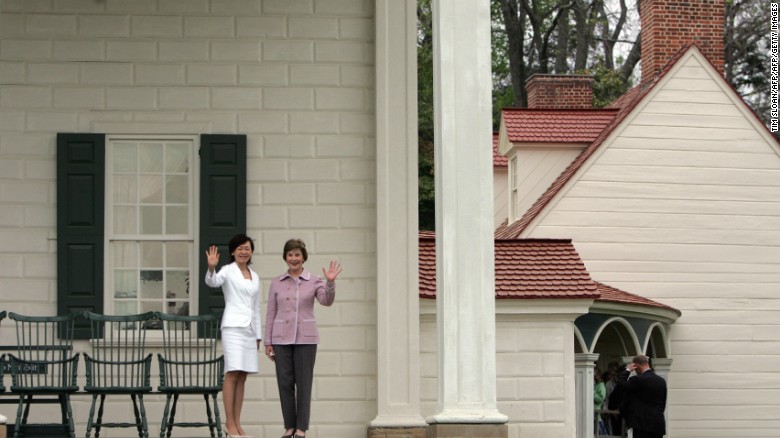 Bà Laura Bush đón tiếp bà Abe năm 2007. Ảnh: CNN