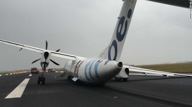 
M&aacute;y bay Bombardier Dash-8 Q400 của h&atilde;ng h&agrave;ng kh&ocirc;ng Flybe g&atilde;y c&agrave;ng khi hạ c&aacute;nh tại H&agrave; Lan v&igrave; gi&oacute; mạnh. Ảnh: Independent
