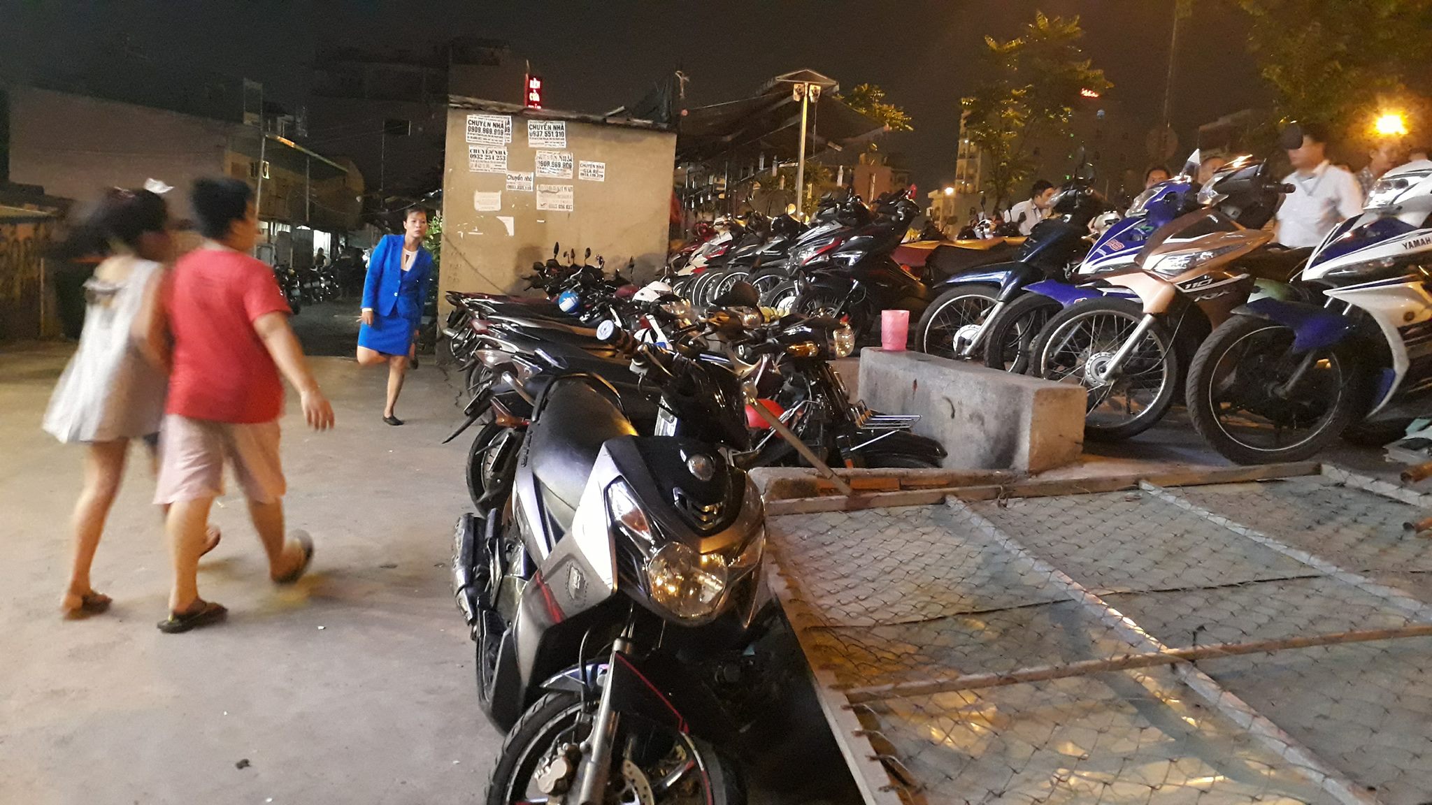 
Một cửa h&agrave;ng tr&ecirc;n đường Phạm Văn Đồng bị lực lượng chức năng đến kiểm tra v&agrave; xử l&yacute; h&agrave;nh vi lấn chiếm vỉa h&egrave;
