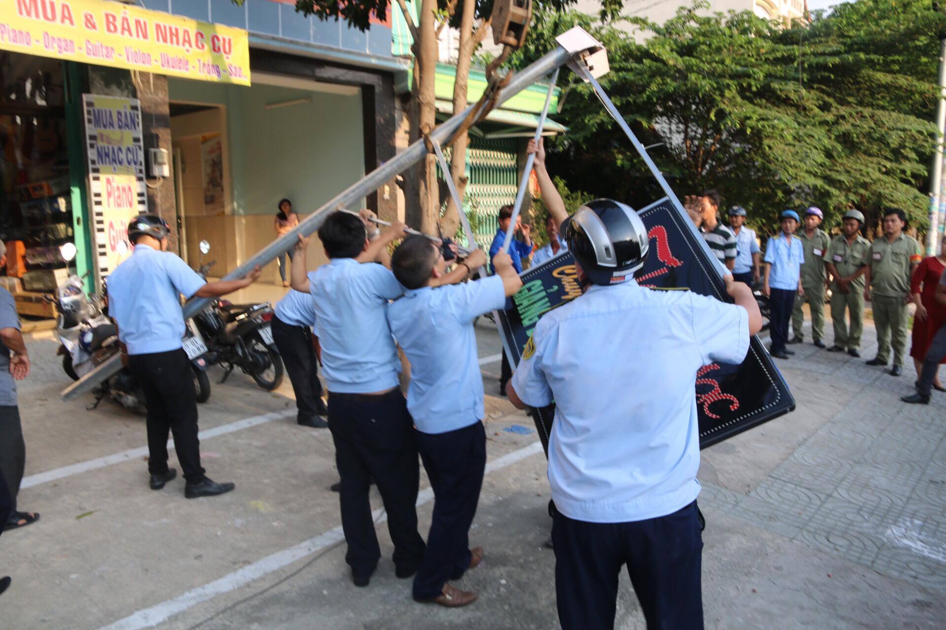 Một bảng hiệu lấn chiếm trên đường Tên Lửa (quận Bình Tân) đã bị dọn dẹp.