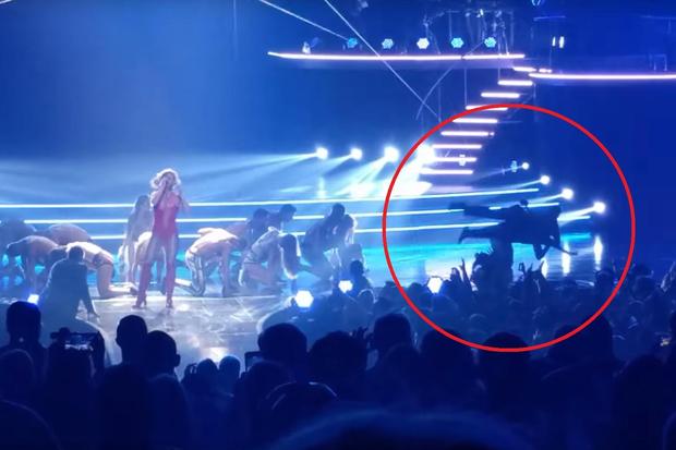 Britney Spears kinh hoàng khi "fan cuồng" lao lên sân khấu