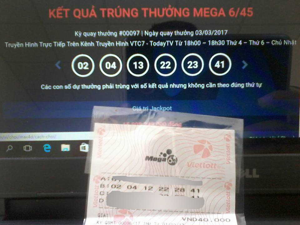 Một khách hàng ở Cần Thơ tỏ ra tiếc nuối khi chỉ trúng 4 cặp số trong kỳ quay thưởng thứ 97 ngày 3-3