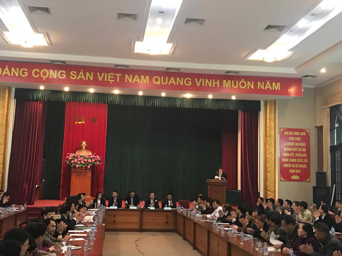 Buổi đối thoại tại trụ sở Sở GTVT Hà Nội không còn một chỗ trống - Ảnh: Văn Duẩn
