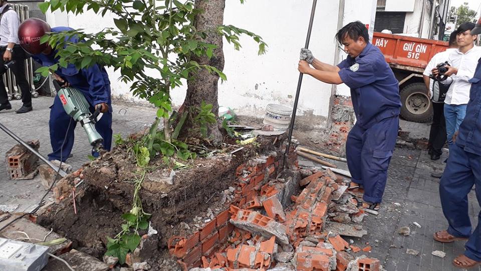 
Bồn c&acirc;y cảnh bị th&aacute;o dỡ v&igrave; lấn chiếm vỉa h&egrave;.
