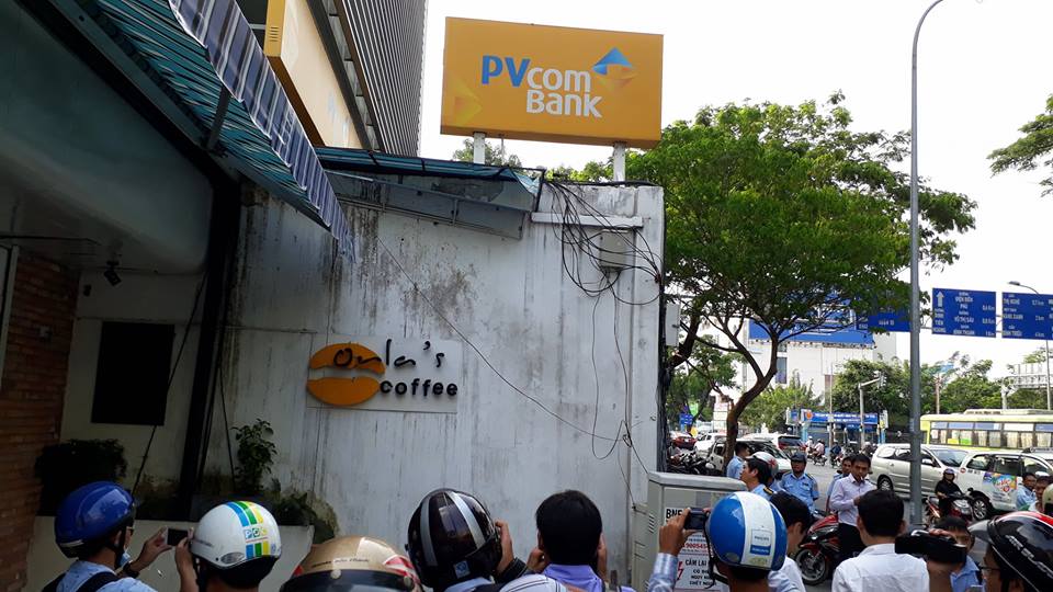 
Bức tường lấn vỉa h&egrave; gần 4 m&eacute;t bị th&aacute;o dỡ lập tức
