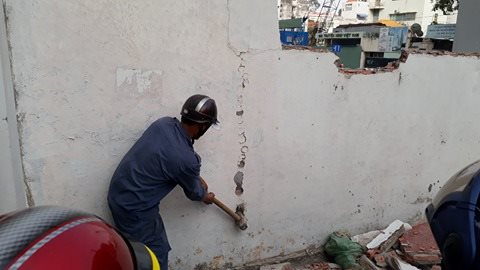 
Cưỡng chế ph&aacute; dỡ bức tường nh&agrave; số 12 Nguyễn Thị Minh Khai
