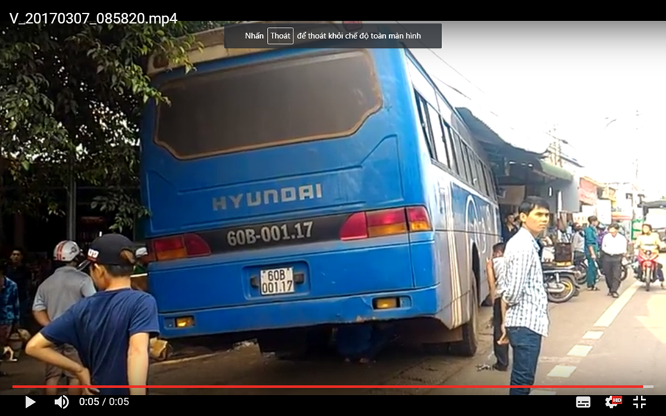 Hiện trường xe khách lao vào quán