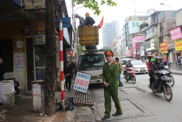 
Th&aacute;o dỡ c&aacute;c biển quảng c&aacute;o vi phạm tại đường T&ocirc;n Đức Thắng (quận Đống Đa, H&agrave; Nội)
