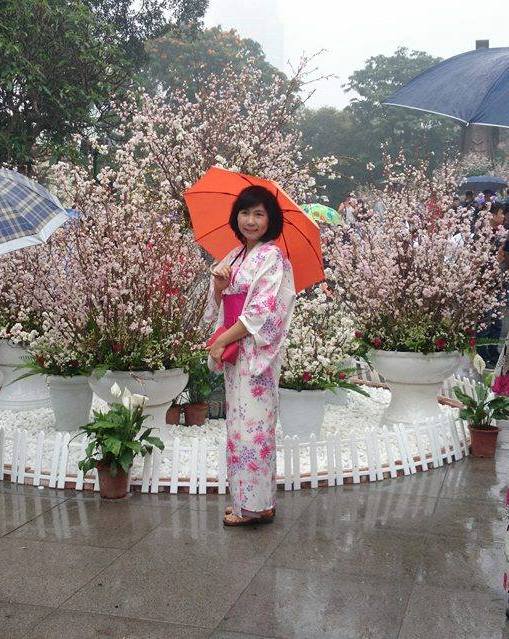 
Người của Ban tổ chức với bộ kimono truyền thống của Nhật Bản khiến triển l&atilde;m hoa c&agrave;ng th&ecirc;m th&uacute; vị
