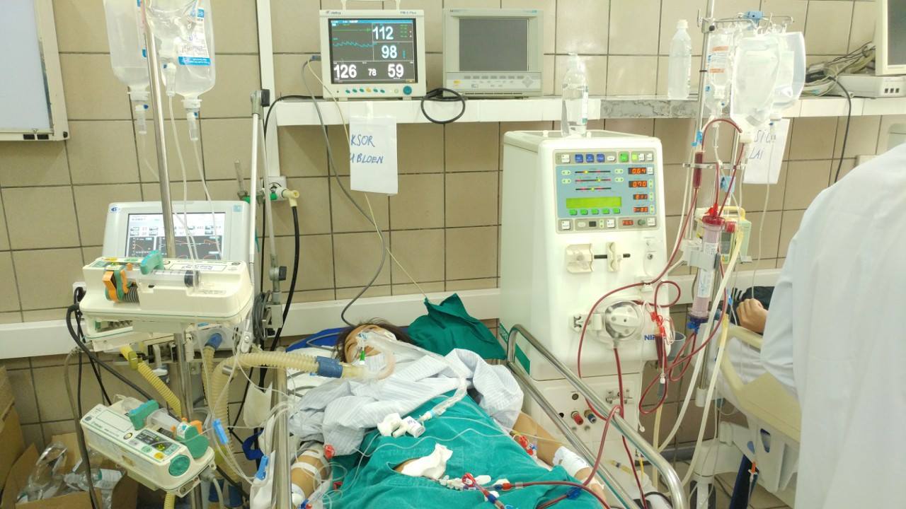 Bệnh nhân này đang trong tình trạng hôn mê, phải thở máy