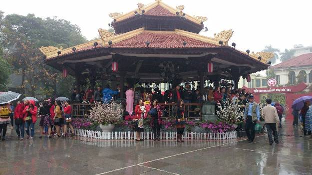 
Người d&acirc;n tập trung tại khu vực nh&agrave; k&egrave;n để xem những tiết mục ca nhạc truyền thống Việt Nam - Nhật Bản

