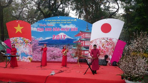 
Mặc trời mưa, c&aacute;c nghệ sĩ biểu diễn rất nhiệt t&igrave;nh
