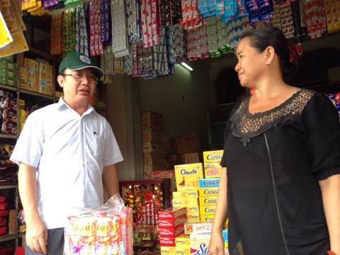 Đi kiểm tra vỉa hè, Chủ tịch quận 1 thăm hỏi người dân