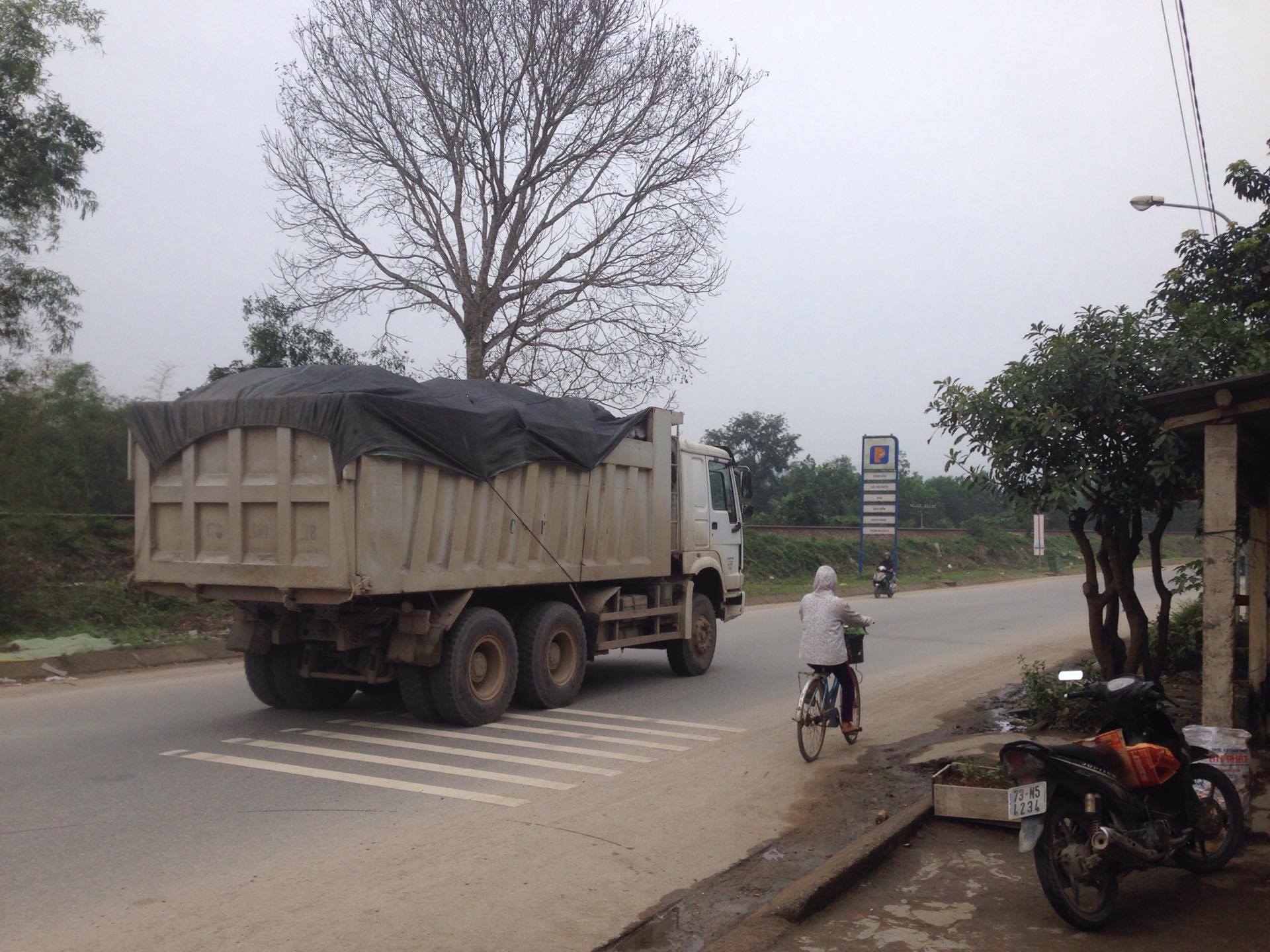 Bắt quả tang 4 thanh tra giao thông nhận tiền “bảo kê” xe quá tải