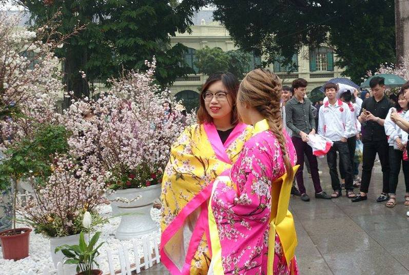 
Những c&ocirc; g&aacute;i trẻ khoe sắc b&ecirc;n hoa anh đ&agrave;o

