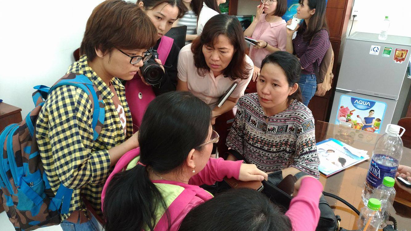Phụ huynh tr&igrave;nh b&agrave;y lại sự việc 